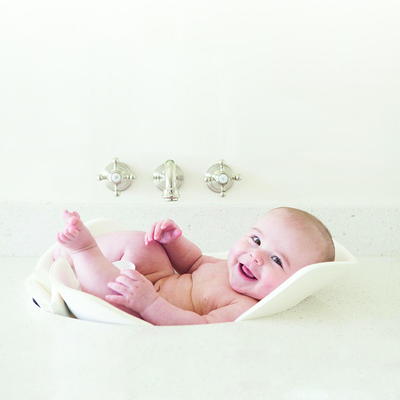 Puj Puj Flyte Compact Infant Bathtub, Baby Bathtub for Newborns and  Infants, Stylish Baby Bath Essentials for Home and Travel, 23.5 x 10.51 x  1.5 inches, White