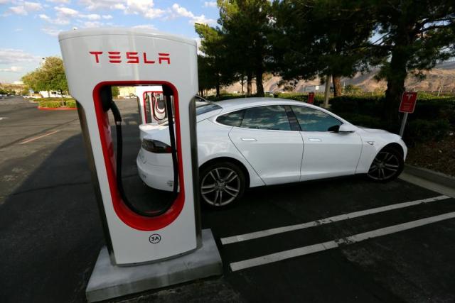 A Tesla Model S charges at a Tesla Supercharger station in Cabazon, California, U.S. May 18, 2016. REUTERS/Sam Mircovich/File Photo