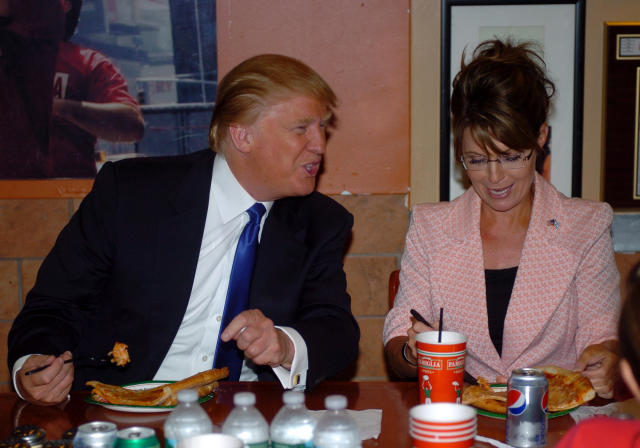 Sarah Palin and Donald Trump eating pizza at a Famiglia on Broadway.  (New York Daily News Archive via Getty Images)