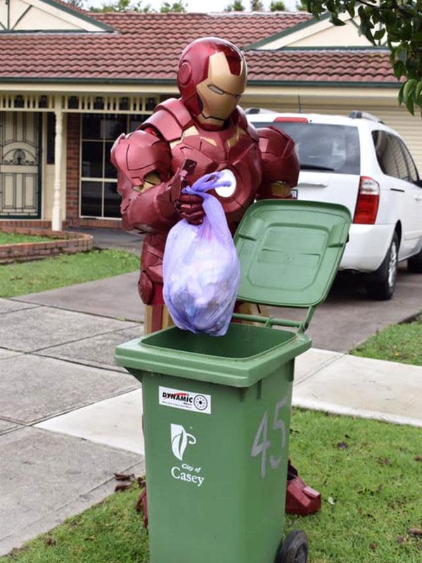 Ragam Kostum  Pelindung Warga Australia Saat Buang Sampah 