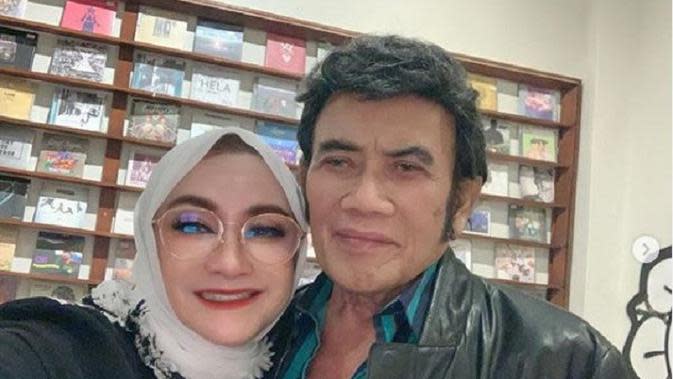 Romantisnya Rhoma  Irama  Beri Kejutan di Hari Ulang Tahun 