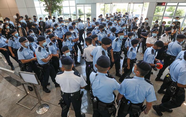 香港國安法：《蘋果日報》香港總部再次被過百名警員大搜查 5名公司董事被捕