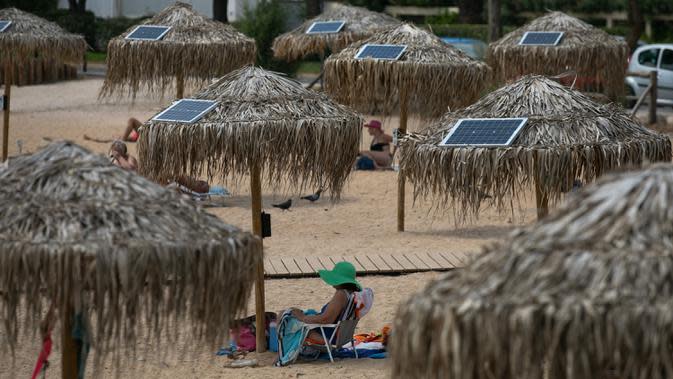 FOTO: Ramah Lingkungan, Pantai Ini Sediakan Pengisi Daya Tenaga Surya