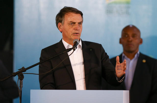 GOIÂNIA, GO, BRASIL, 08-11-2019, 15h00: O presidente Jair Bolsonaro, ao lado do governador de Goiás Ronaldo Caiado e do ministro da Educação Abraham Weintraub, duranre cerimônia de entrega de ônibus escolares para o estado de Goiás, em Goiânia, no estacionamento do Estádio Serra Dourada. (Foto: Pedro Ladeira/Folhapress)