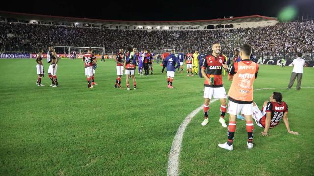 Jogadores impedidos de sair campo Flamengo x Vasco São Januário Brasileirão 08 07 17