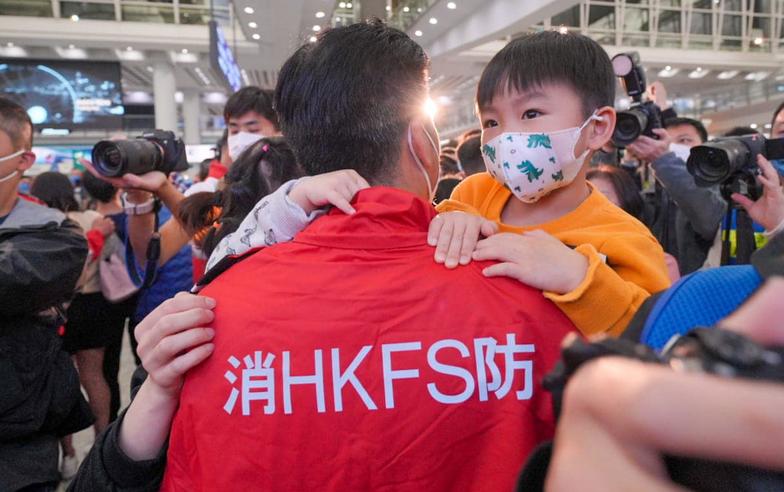 【土耳其地震】救援隊抵港獲家人迎接　子女興奮大叫爸爸做英雄