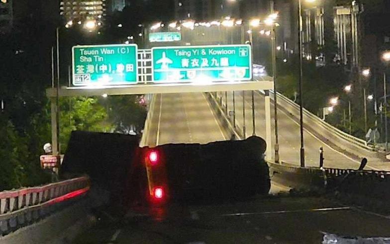 荃灣路貨櫃車翻側司機墮橋亡｜滙豐港元3個月定存4.1厘｜前微辣藝人逐漸上水｜5 月 8 日・Yahoo 早報