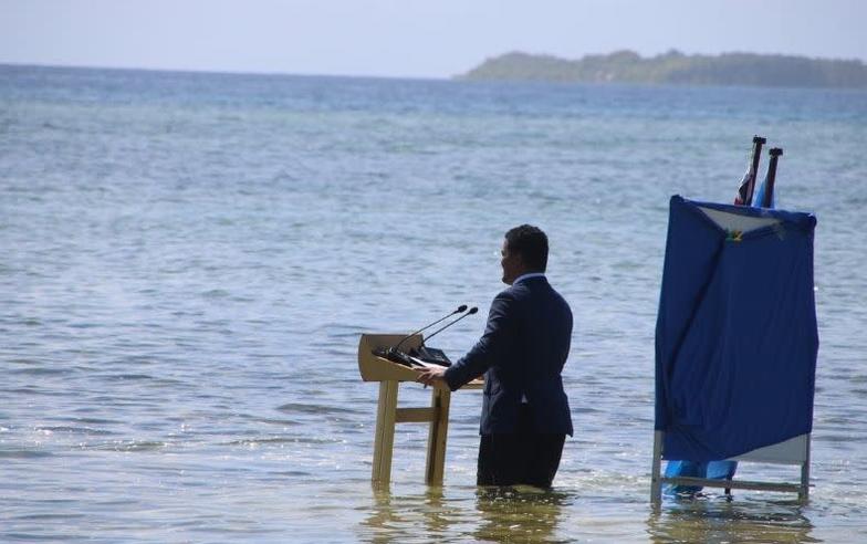 水淹到家門口了！吐瓦魯外長「泡水演講」：將因海水上升而亡國