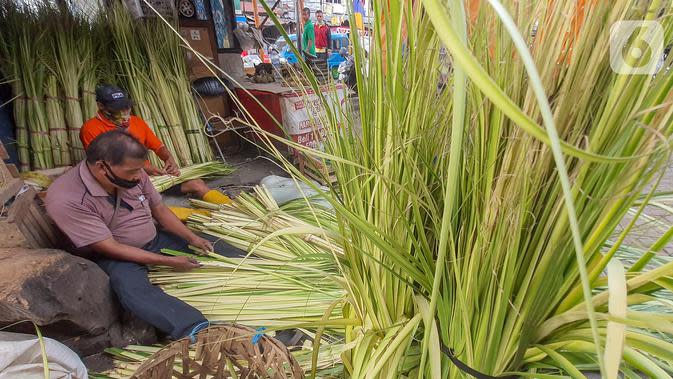 FOTO Pedagang Kulit Ketupat Padati Pasar Pondok Labu