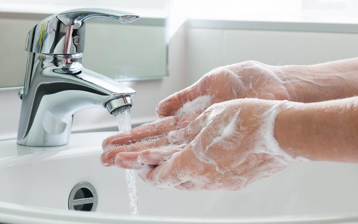 泡爛肥皂細菌超標？醫：4大洗手壞習慣越洗越髒