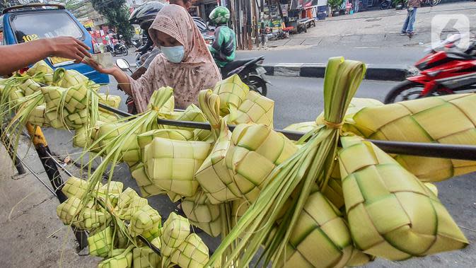 FOTO: Pedagang Kulit Ketupat Padati Pasar Pondok Labu