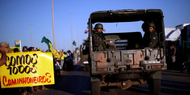 Forças Armadas passam por protesto de apoio aos caminhoneiros em Luziânia (GO).