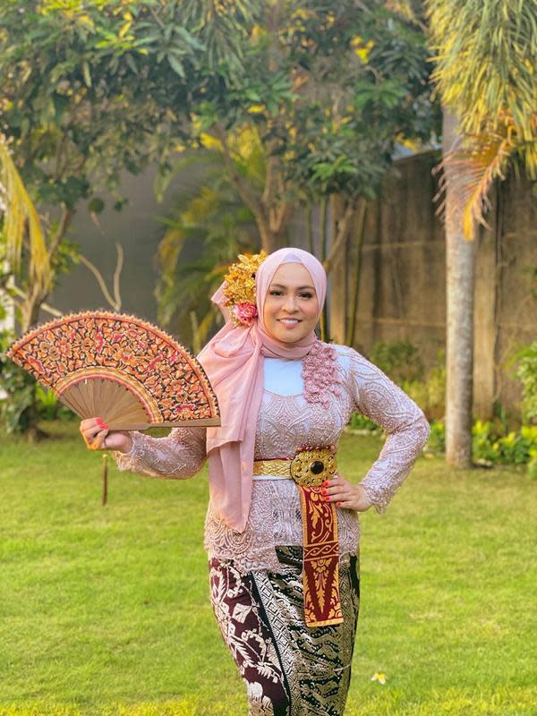 Pesona 8 Artis Cantik Indonesia Dengan Busana Tradisional Bali