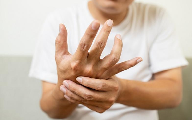 不只手抖、走路變慢！中醫教你破解巴金森氏症五大證型與養生調理法