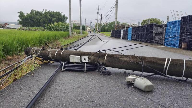 貨車載運挖土機拉斷電桿傾倒一陣搖晃 居民以為大地震