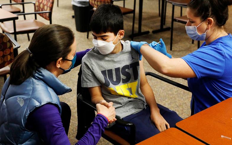 美國九歲雙胞胎參與新冠疫苗試驗的故事