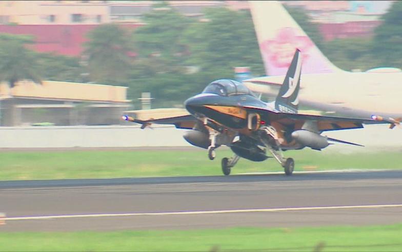 南韓空軍黑鷹特技隊來了! 軍事迷卡位小港機場搶拍