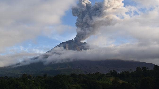  Gunung  Sinabung  Erupsi Warga Diminta Tak Berakvitas di 