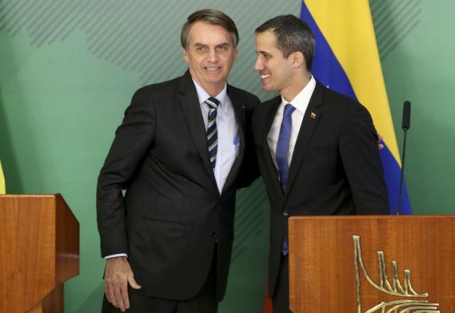 O presidente Jair Bolsonaro durante encontro com o autoproclamado presidente interino da Venezuela, Juan Guaidó, no Palácio do Planalto.