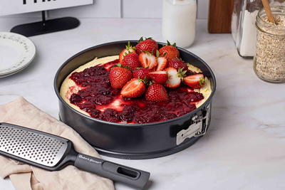 Mainstays 9 x 13 Nonstick Steel Cake Pan with Plastic Lid free