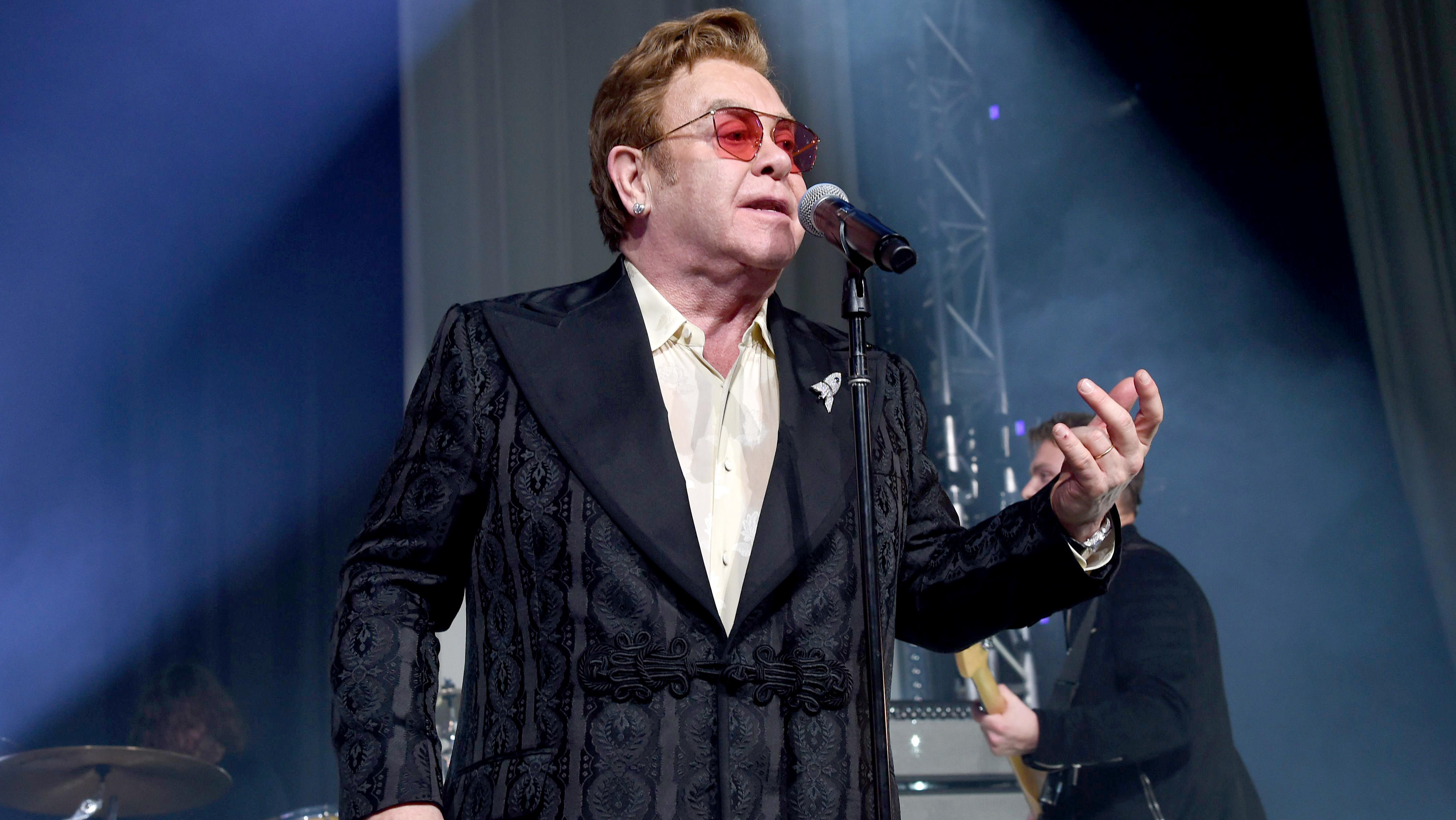 Elton John cuts concert short due to pneumonia