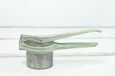 VINTAGE HAND HELD POTATO MASHER WITH GREEN HANDLE