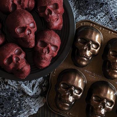 Creative 3D Skull Halloween Bakeware, 6 Grids Haunted Skull Cakelet Pan, Non-Stick Handmade Soap Molds Chocolate Jelly Fondant Cake Baking Mold Ice