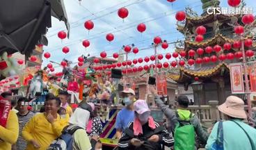 北港「迓媽祖」　藝閣花車突拋「拖把」嚇壞民眾