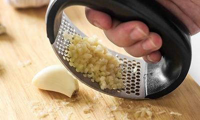 1pc Garlic Press, Roller Type Garlic Mincer Chopper, Kitchen