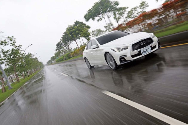 深藏不露Infiniti Q50 3.5 Hybrid Blue Sport