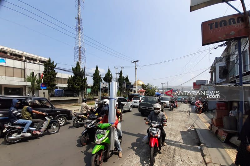  Truk  pengangkut barang  nonpangan dilarang  melintas  di 