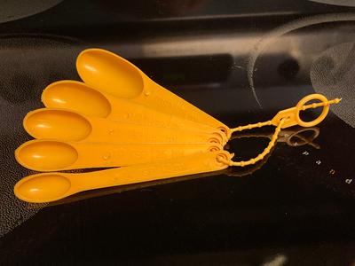 Vintage Yellow Plastic Measuring Spoons Full Set of 6 w/ Ring 1/8 TSP to 1  TBS