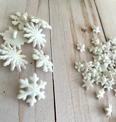 100pcs Snowflake Embellishment,Small Snowflakes for Craft,White Plastic  Mini Snowflake for Christmas Embellishments Winter Party DIY Craft  Decoration