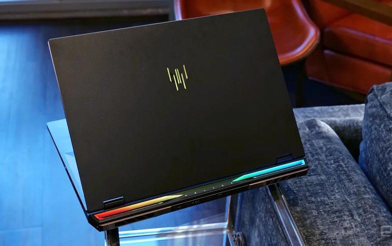 Acer Predator Helios 18 電競筆電帶來 CES 中令人印象最深刻的 RGB 轉軸