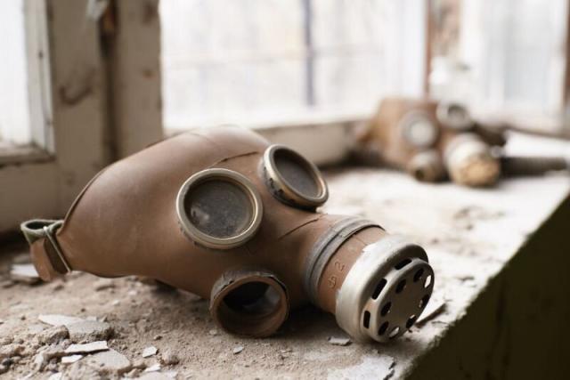 Máscaras de protección dejadas en un edificio abandonado cerca del canal de derivación para el enfriamiento de la central nuclear de Chernóbil, en la Zona de Exclusión, Ucrania (Foto: Vitaliy Holovin / Corbis a través de Getty images).