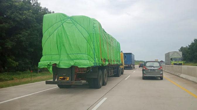 Detik Detik Truk  Pengangkut Besi Bekas  Terbalik Lantaran 