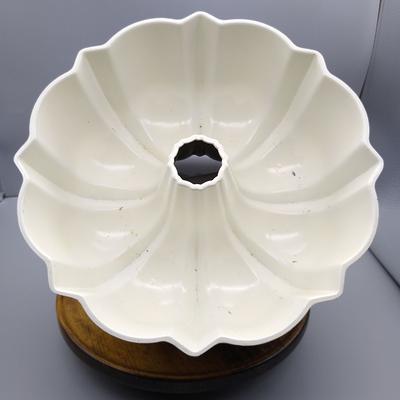 Vintage Nordic Ware Bundt Pan, White Enamel Fluted Tube Cake Pan - Yahoo  Shopping