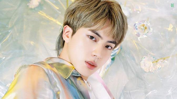 FOTO Gaya Rambut  Jin  BTS dengan Berbagai Warna  Tampan 