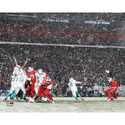 Joe Burrow Cincinnati Bengals Unsigned Throwing in Snow Photograph