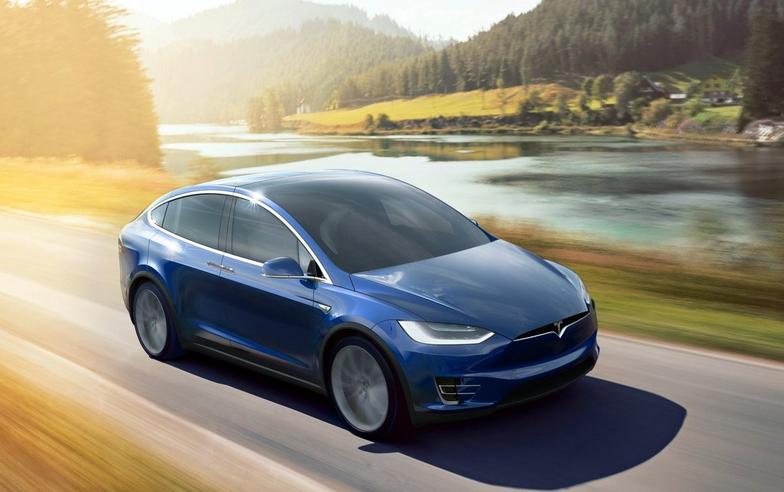 環保團體將輪胎放氣表達SUV造成空汙的不滿，Tesla Model X無奈表示：我電動車 關我屁事
