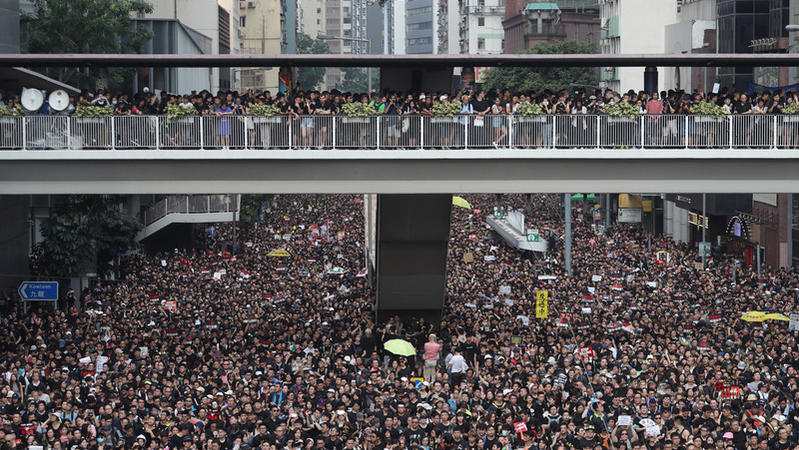 香港爆發第二次反送中大遊行，超過200萬港人上街．請問你的看法是？