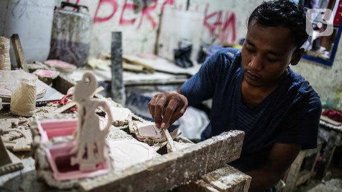 FOTO Melihat Proses  Pembuatan  Plakat dari  Resin Plastik 