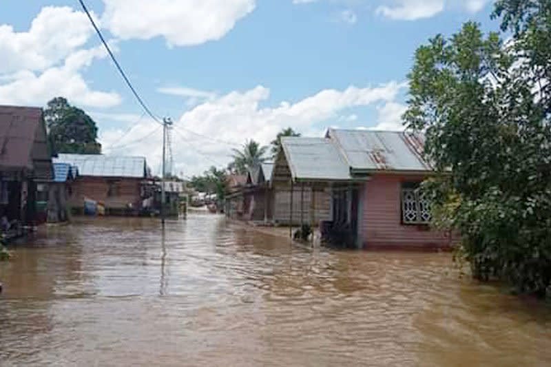 Dilanda banjir warga Teluk Barak takbiran menggunakan perahu