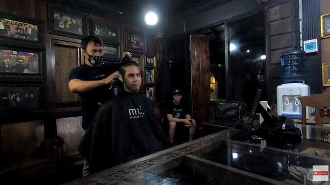 Biasa Tampil Gondrong  Ini 6 Momen El  Rumi Cukur Rambut  