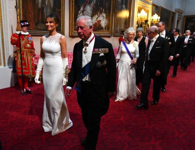 Melania Trump camina junto al príncipe Carlos hacia el salón de baile en el Palacio de Buckingham. [Foto: PA]