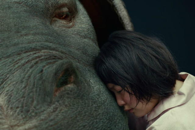 una imagen de la película Okja con los protagonistas (un cerdo gigante y una niña)