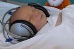 الاستماع إلى القرآن الكريم يخفف آلام الأطفال  Baby-quran-1