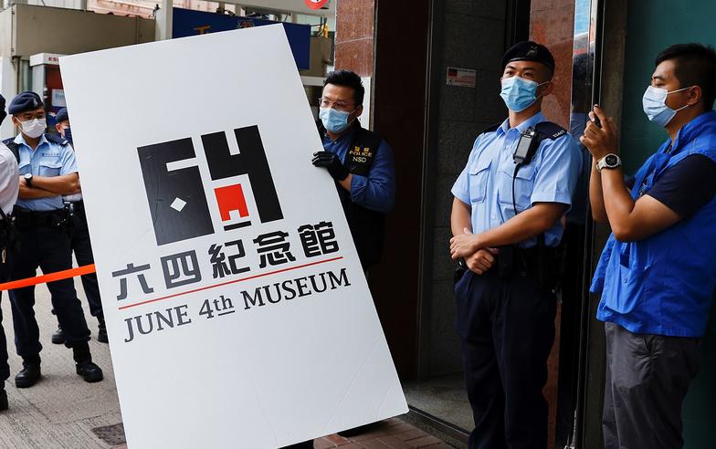 香港國安法：警方搜查六四紀念館 帶走大量「證物」包括六四歷史照