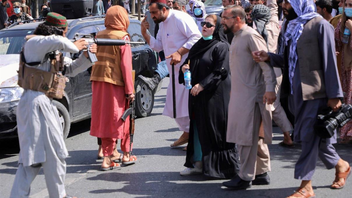 塔利班打擊女權 槍指抗爭婦女