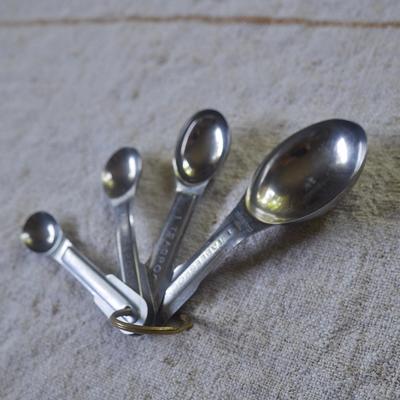Vintage Set of 4 Metal Measuring Spoons 1/4, 1/2, 1tsp 1 Tbs 